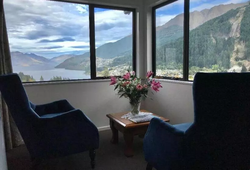استودیوی لوکس, Balmoral Lodge