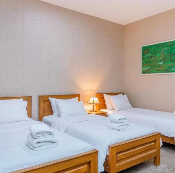 اتاق استاندارد سه نفره, Chateau Kvareli