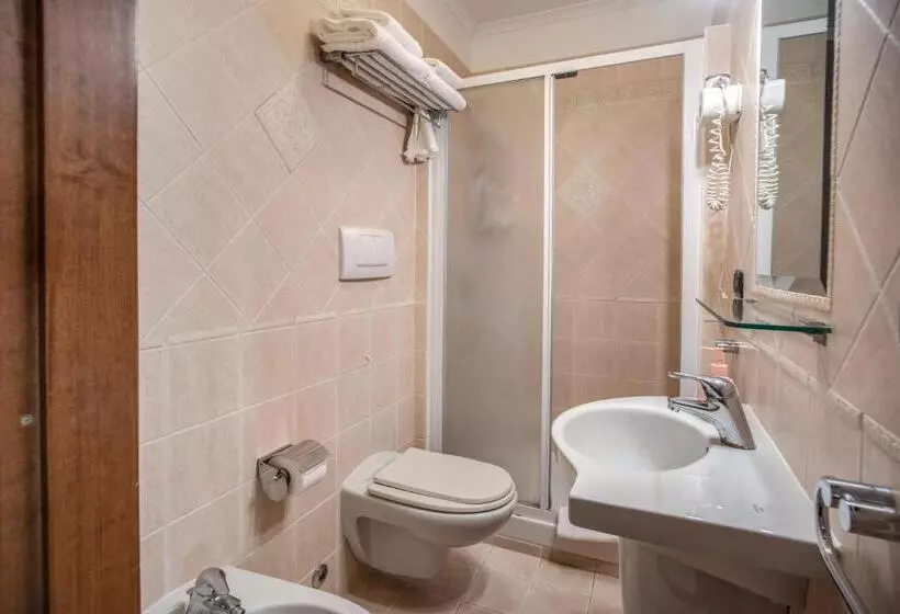חדר סטנדרט לשלושה, Nakissa Inn