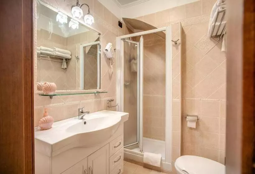 חדר סטנדרט לשלושה, Nakissa Inn