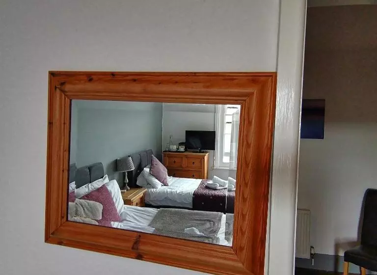 Perhehuone, Stonehenge Inn & Shepherds Huts