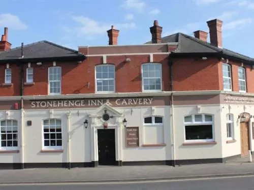 Perhehuone, Stonehenge Inn & Shepherds Huts