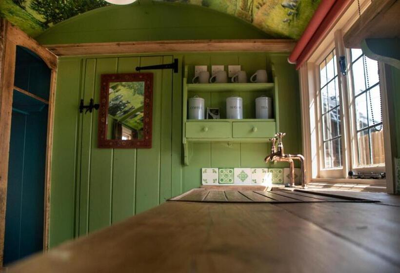 Хижина, Stonehenge Inn & Shepherds Huts