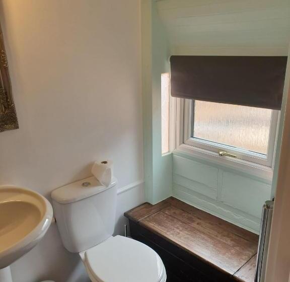 Номер Стандарт, Stonehenge Inn & Shepherds Huts