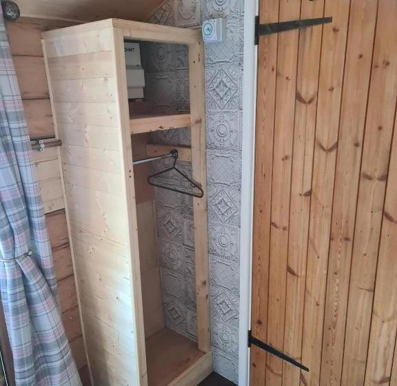 Номер Стандарт, Stonehenge Inn & Shepherds Huts