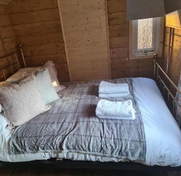 Номер Стандарт, Stonehenge Inn & Shepherds Huts