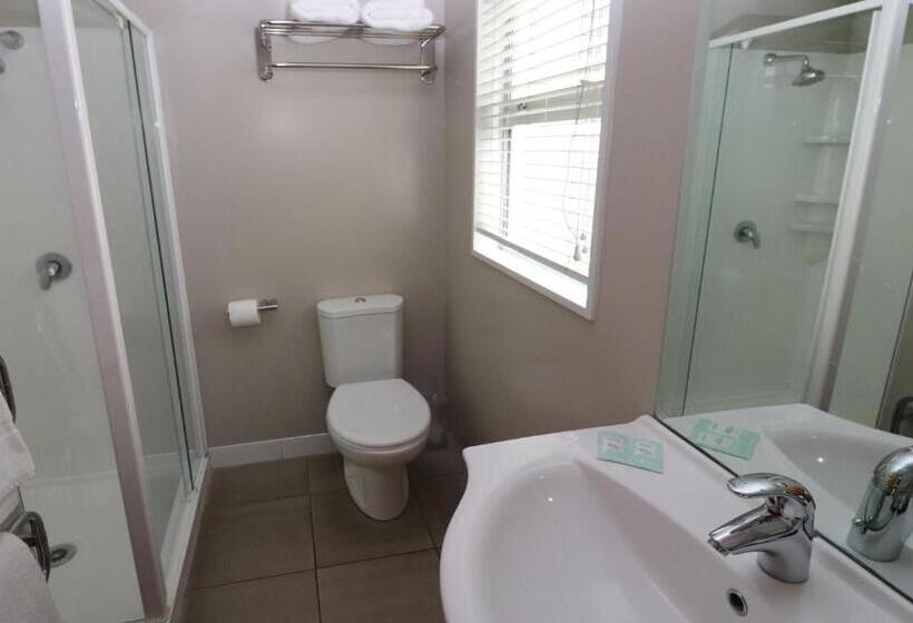 استودیوی سوپریور, Sumner Bay Motel