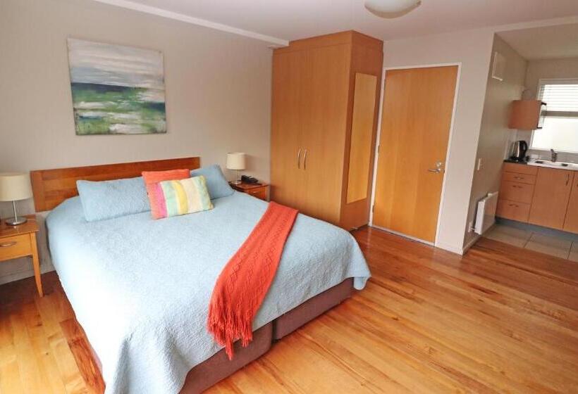 استودیوی سوپریور, Sumner Bay Motel