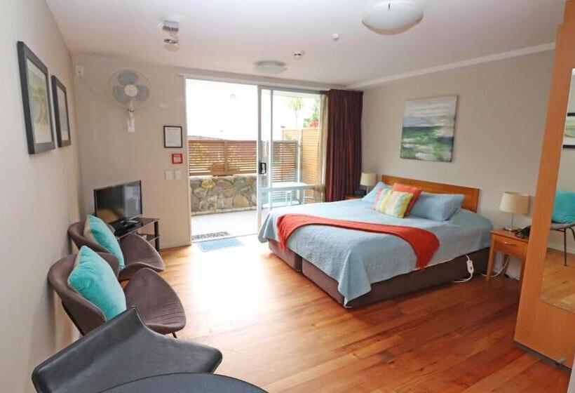 استودیوی سوپریور, Sumner Bay Motel