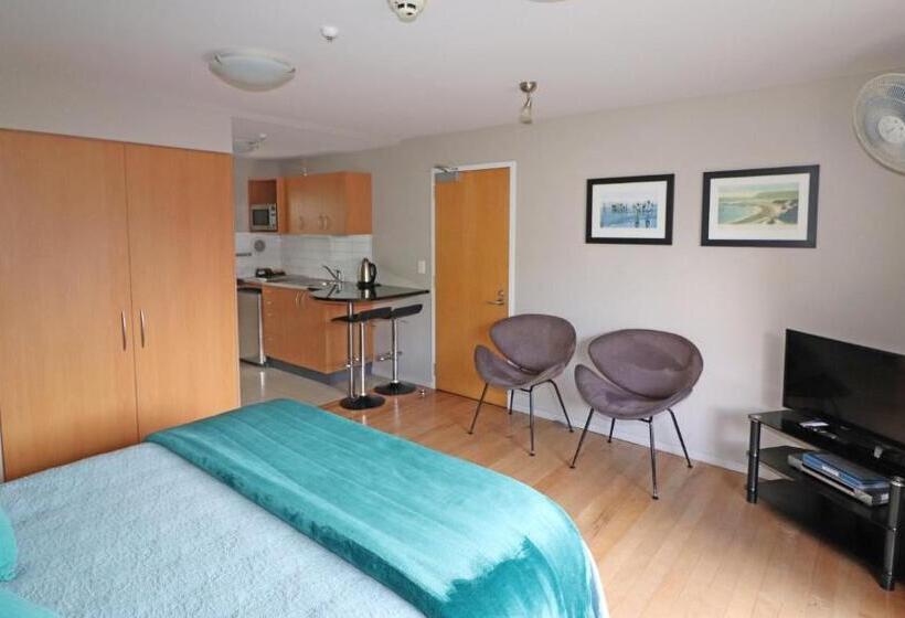 استودیوی سوپریور, Sumner Bay Motel