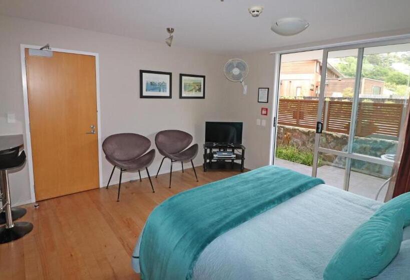 استودیوی سوپریور, Sumner Bay Motel