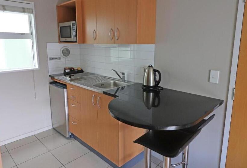 استودیوی سوپریور, Sumner Bay Motel