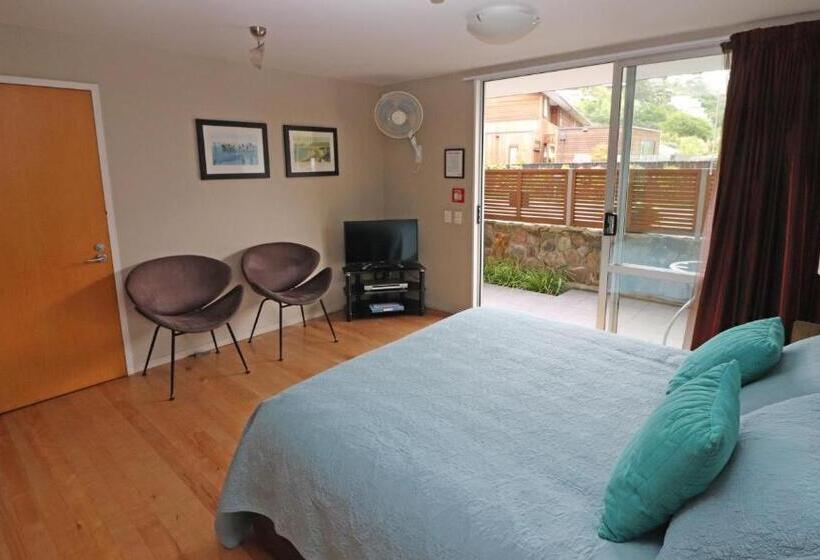 استودیوی سوپریور, Sumner Bay Motel