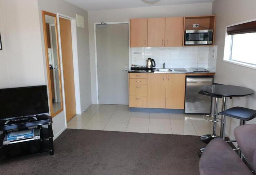 استودیوی لوکس, Sumner Bay Motel