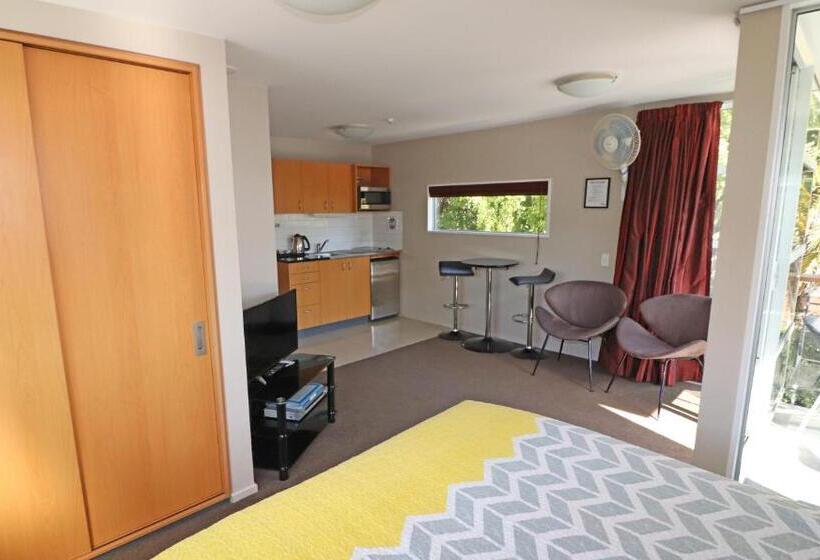 استودیوی لوکس, Sumner Bay Motel