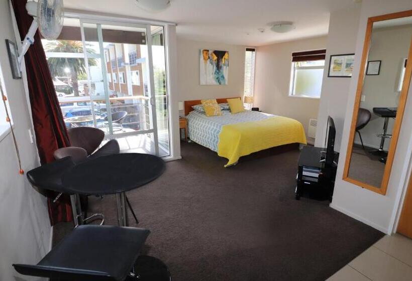 استودیوی لوکس, Sumner Bay Motel