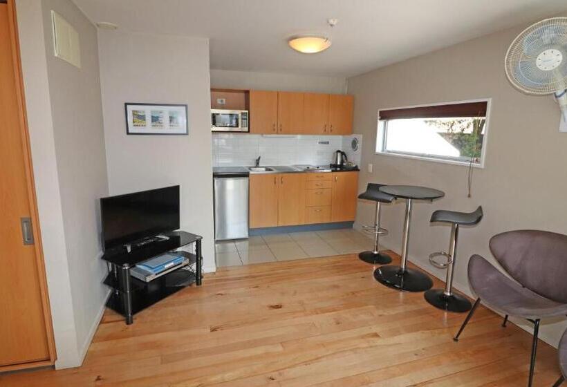 استودیوی لوکس, Sumner Bay Motel