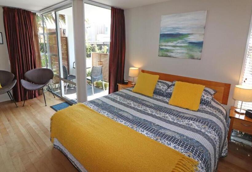 استودیوی لوکس, Sumner Bay Motel