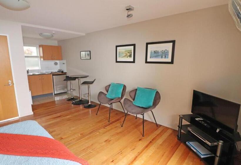 استودیوی سوپریور, Sumner Bay Motel