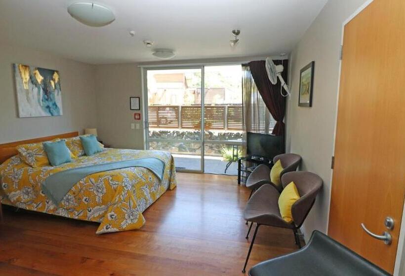 استودیوی سوپریور, Sumner Bay Motel