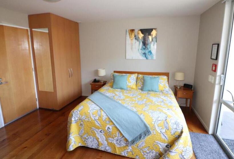 استودیوی سوپریور, Sumner Bay Motel