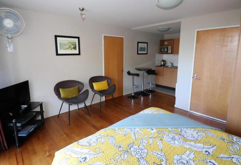 استودیوی سوپریور, Sumner Bay Motel