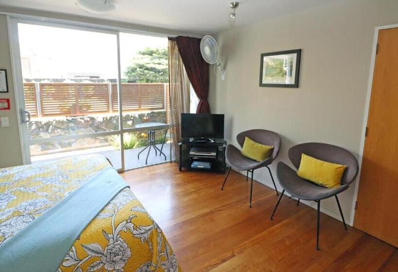 استودیوی سوپریور, Sumner Bay Motel