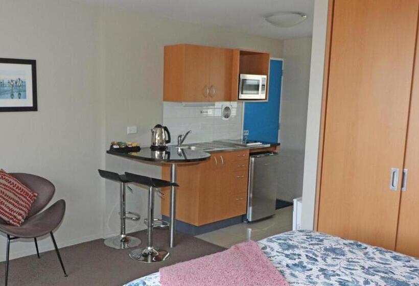 استودیوی سوپریور, Sumner Bay Motel