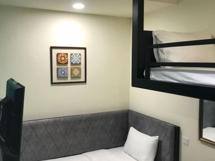 חדר סופריור, Bishop