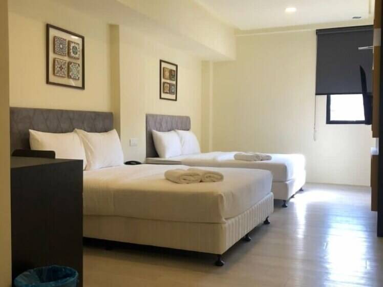 חדר דלוקס לארבעה, Bishop