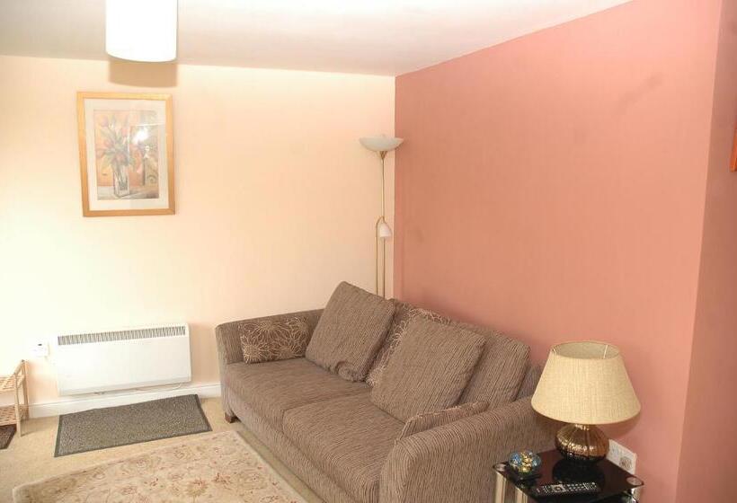 Family Suite, Queens Head