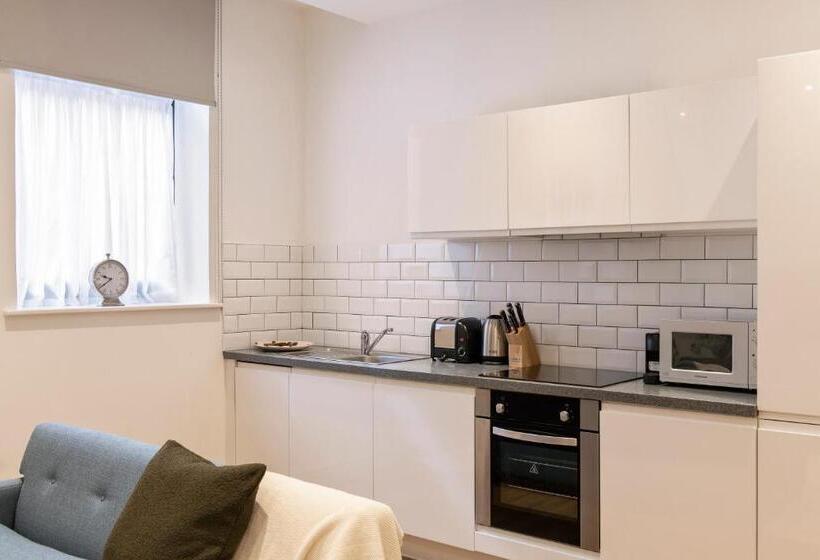 דירת שני חדרים, Cove Minshull Street