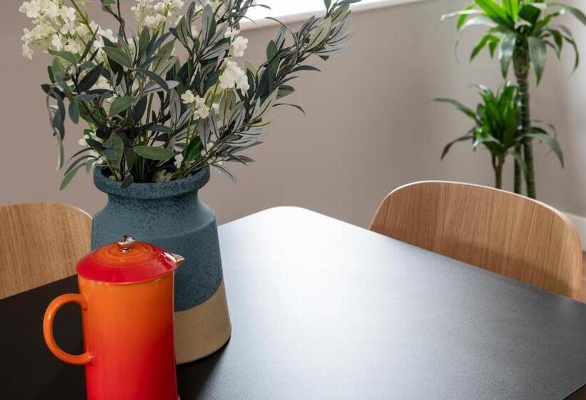 דירת חדר, Cove Minshull Street