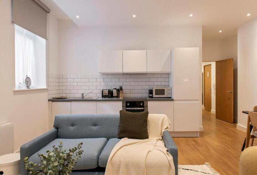 דירת שני חדרים, Cove Minshull Street