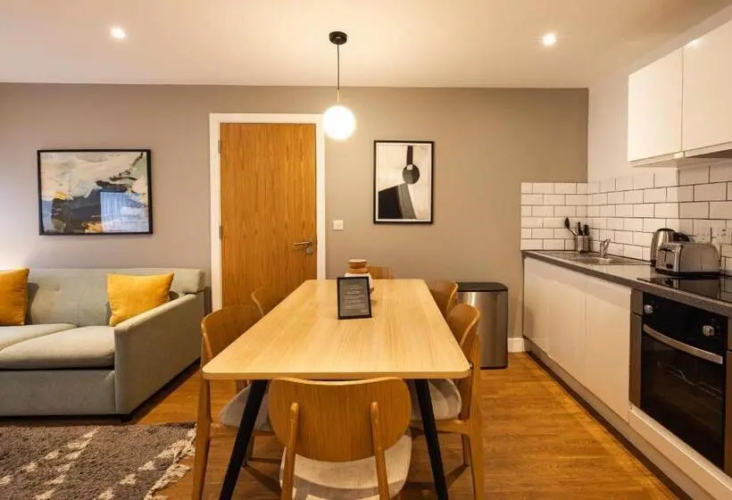 سوئیت 2 خوابه, Cove Minshull Street