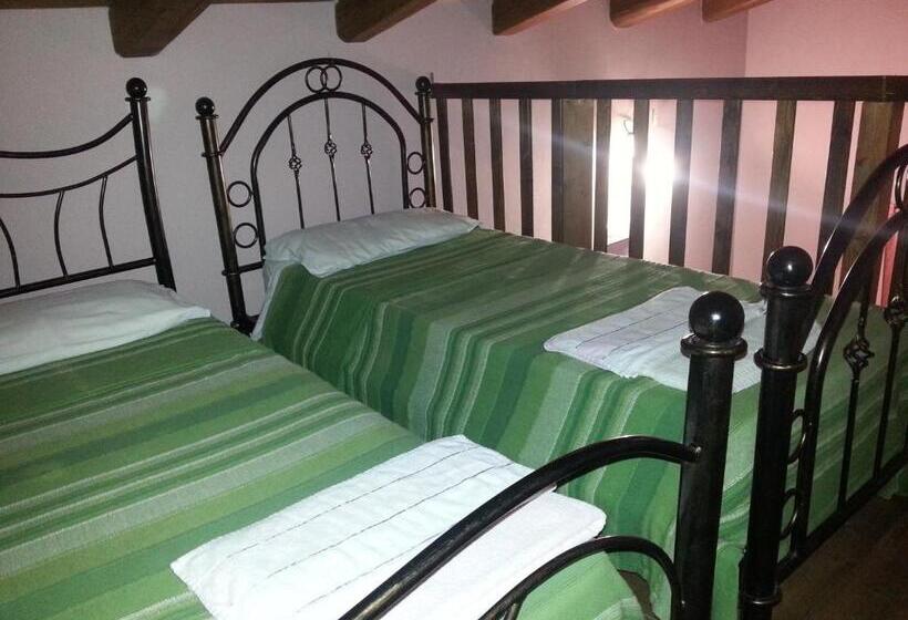 חדר אקונומי, La Corte Di Lucina