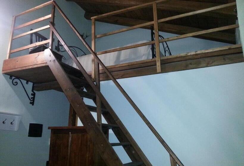 חדר אקונומי לשלושה, La Corte Di Lucina