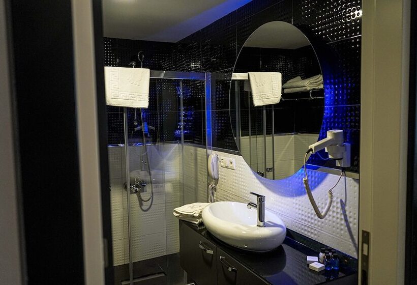 Camera Economy, Pasaport Pier