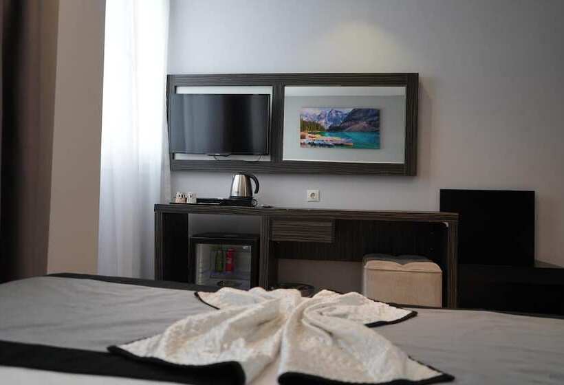 Camera Economy, Pasaport Pier