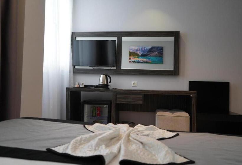 Camera Economy, Pasaport Pier