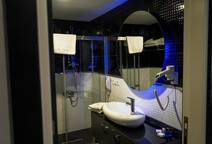 Camera Economy, Pasaport Pier