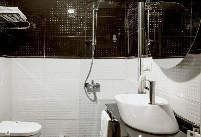 Camera Economy, Pasaport Pier