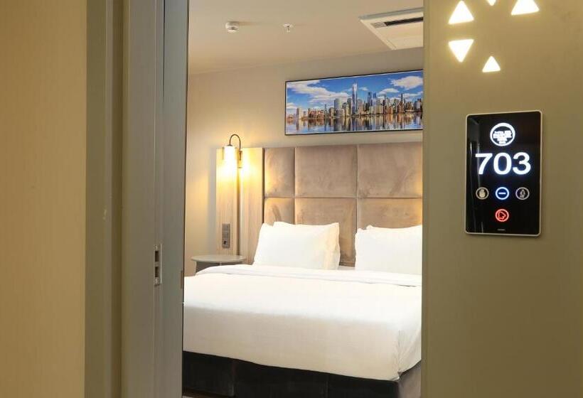 Camera Superiore, Pasaport Pier