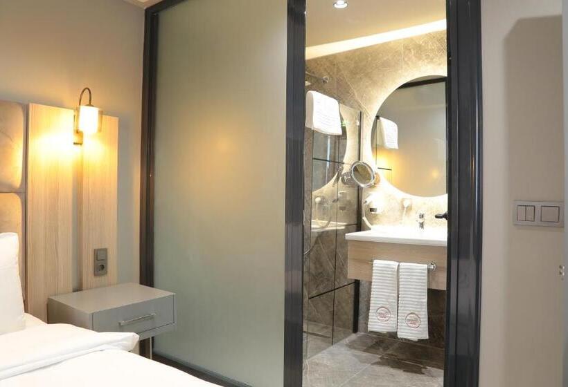 Camera Superiore, Pasaport Pier