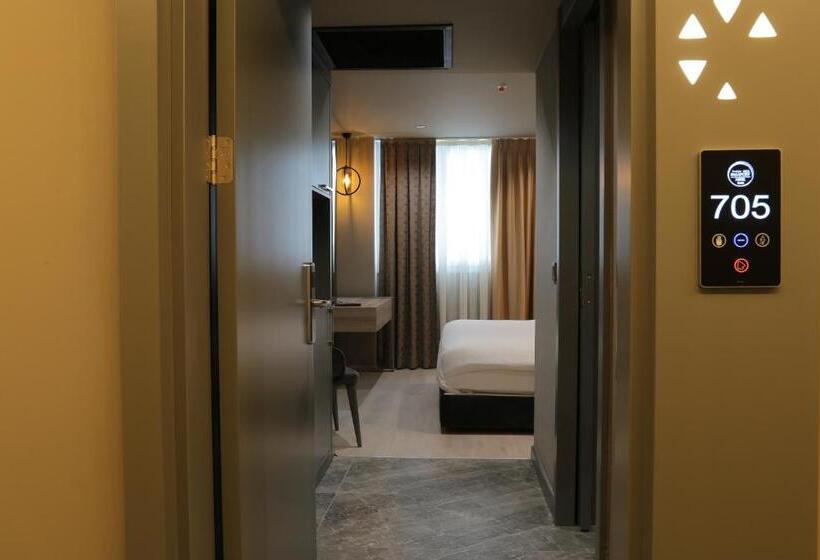 Camera Superiore, Pasaport Pier