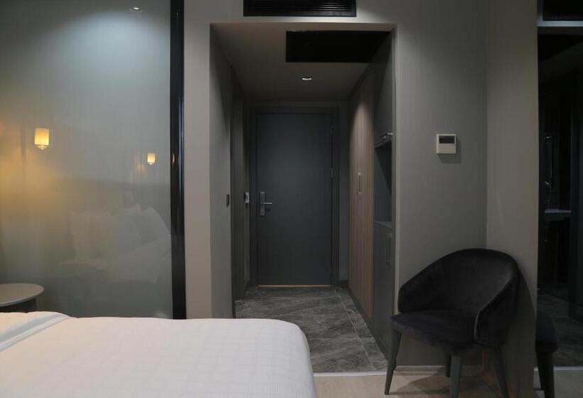 Camera Superiore, Pasaport Pier