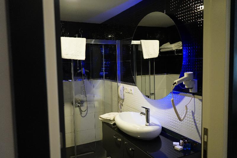 Camera Economy, Pasaport Pier