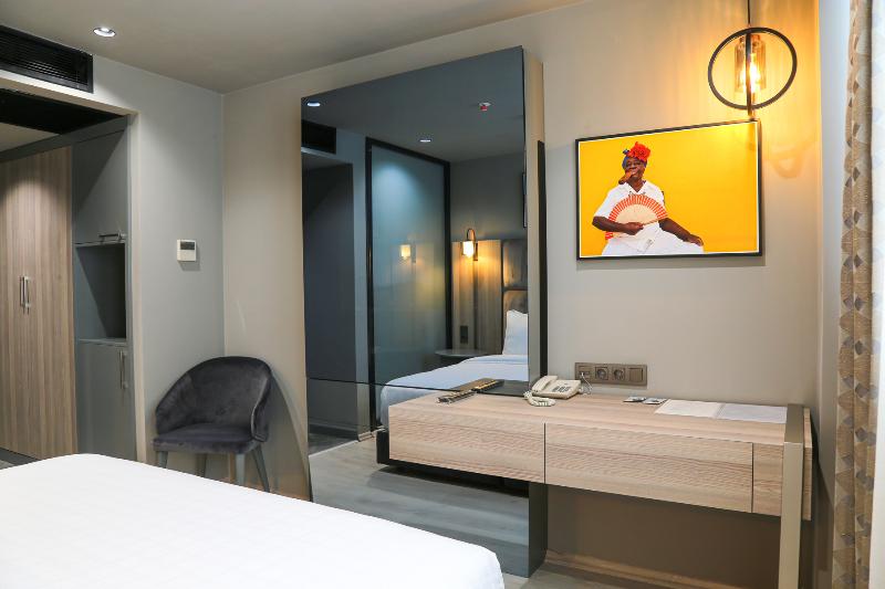 Camera Superiore, Pasaport Pier