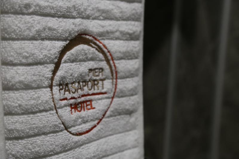 Camera Superiore, Pasaport Pier