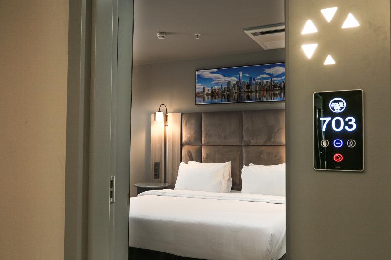 Camera Superiore, Pasaport Pier